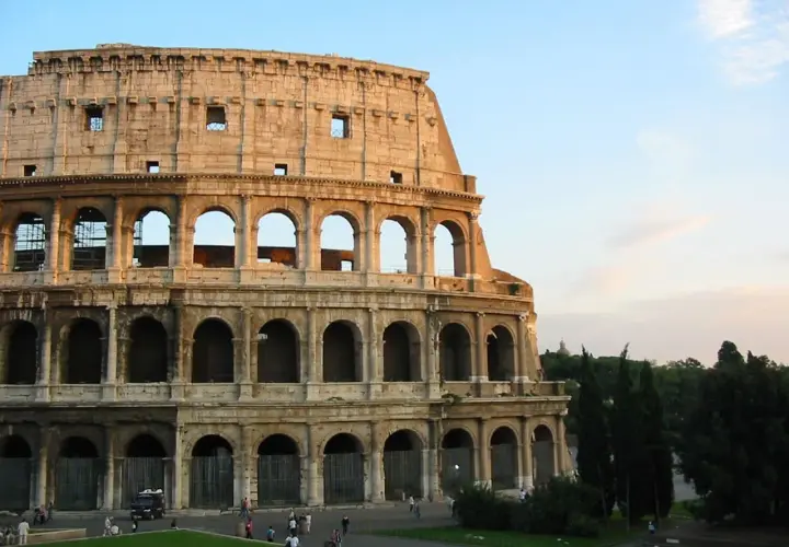 Le Colisée de Rome, idéal pour acheter un billet Colisée sur place. Le soleil se couche sur ce monument historique.