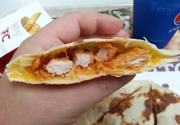 Qurrito z KFC, pyszne kawałki kurczaka w panierce, ciągnący ser i sos. Idealny na szybki posiłek, choć warto sprawdzić jego kcal.