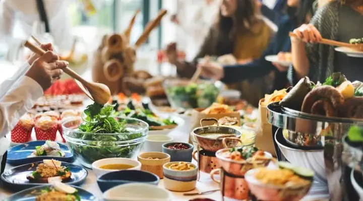 Ile kosztuje catering na 30 osób? Sprawdź ceny i oszczędzaj!