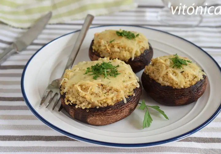 Champiñones rellenos de quinoa y queso, perfectos como meriendas saludables para bajar de peso.