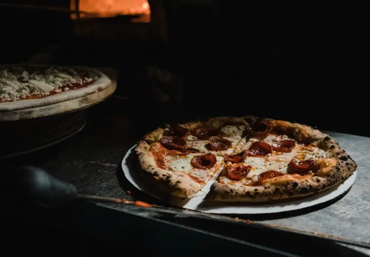 Ile kalorii ma pizza z Biedronki? Sprawdź, co naprawdę jesz