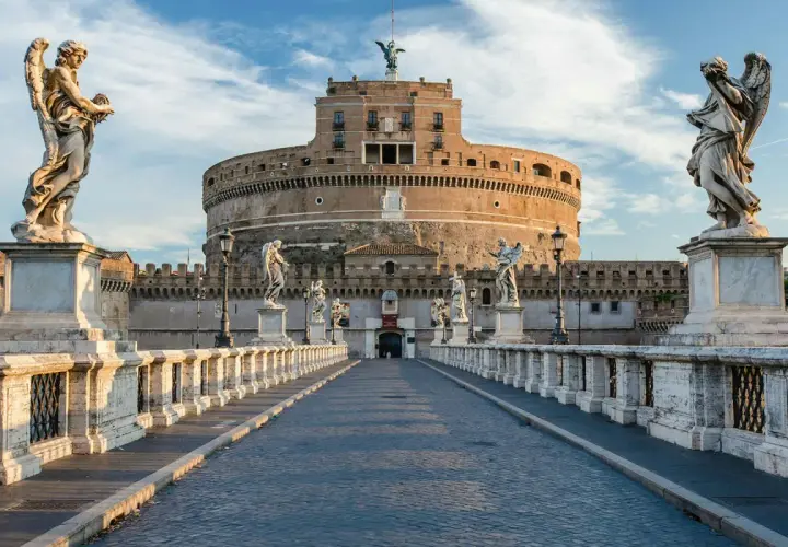 Le Castel Sant'Angelo, un mausolée circulaire, se dresse fièrement, gardé par des anges sculptés sur le pont.