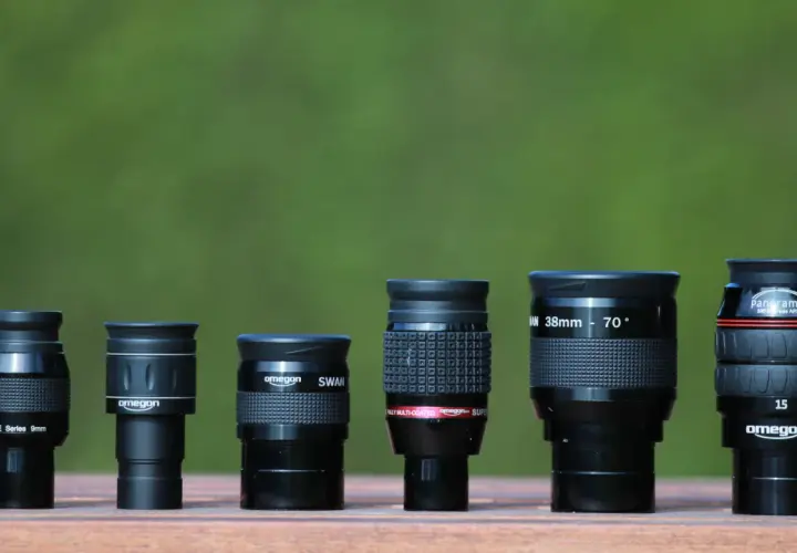 Sześć różnych okularów do teleskopu, od lewej: 9mm LE, Omegon, Omegon SWAN, Omegon SUPER, 38mm 70°, 15mm Panorama².