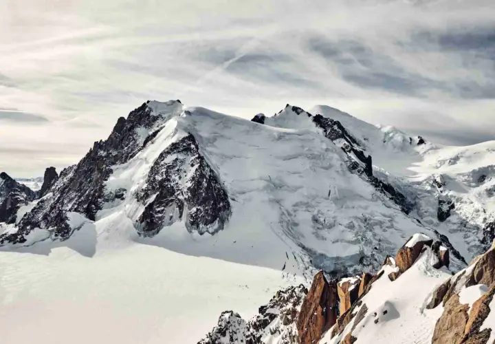Majestuosas cumbres nevadas, un desafío para quienes sueñan con subir al Mont Blanc. El sol ilumina la inmensidad helada.
