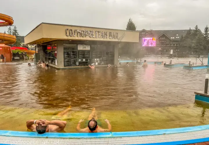 Relaks w termach na Słowacji blisko granicy. Kąpiel w ciepłej wodzie przy barze "Cosmopolitan".
