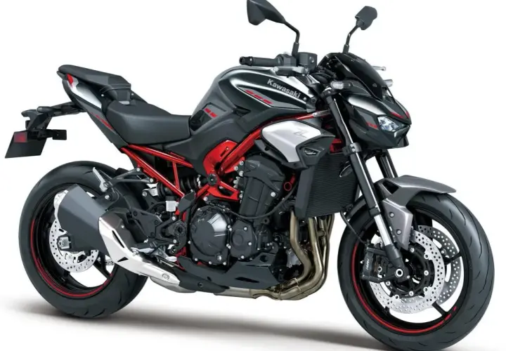 Kawasaki Z900 negra y roja, una moto potente. Su peso es ideal para maniobrar con agilidad.