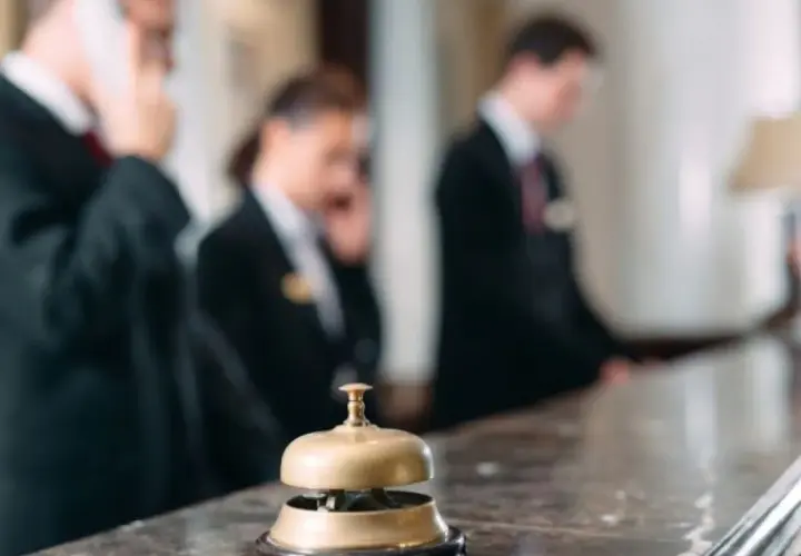 Kto pracuje w hotelu? Od recepcji po dyrektora pełny przewodnik