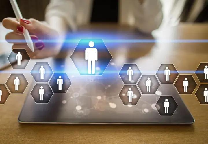 Interfaz digital para la gestión de personal, mostrando iconos de personas en hexágonos. La digitalización RRHH transforma la administración de talento.