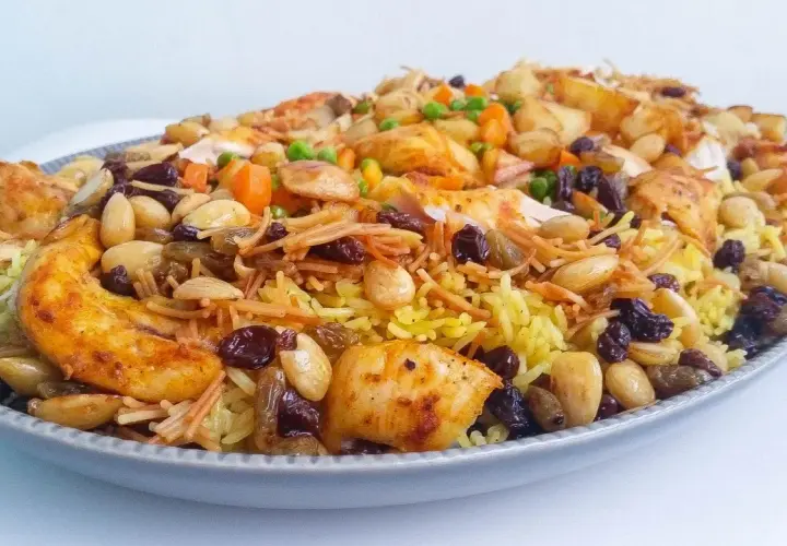 En stor portion av en läcker biryani med kyckling, ris, nötter och russin. Ett perfekt biryani recept för en festmåltid.