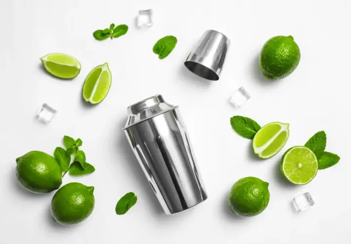 Shaker bostoński i cobbler – który wybrać? Limes, mięta i lód do drinków.