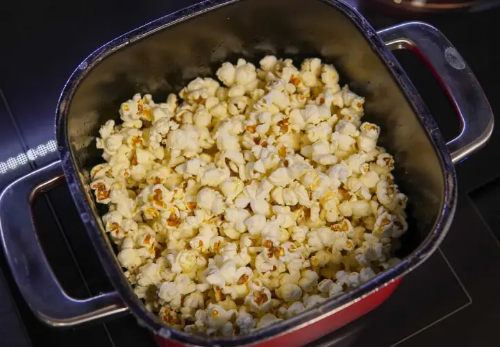 Jak zrobić popcorn maślany na patelni: najlepszy przepis krok po kroku