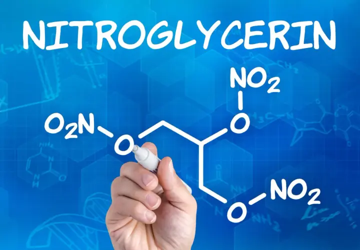 Rysunek przedstawia wzór chemiczny nitrogliceryny, z ręką piszącą markerem.