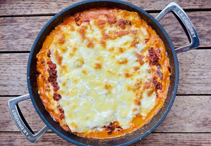 Herzhafte One Pot Lasagne in einer Pfanne, goldbraun überbacken mit geschmolzenem Käse. Perfekt für einen gemütlichen Abend.