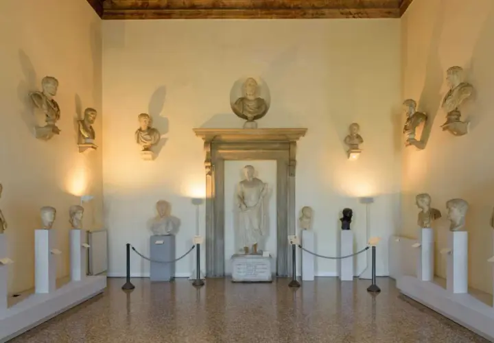 Salle du musée archéologique de Venise, avec bustes romains et statue centrale.
