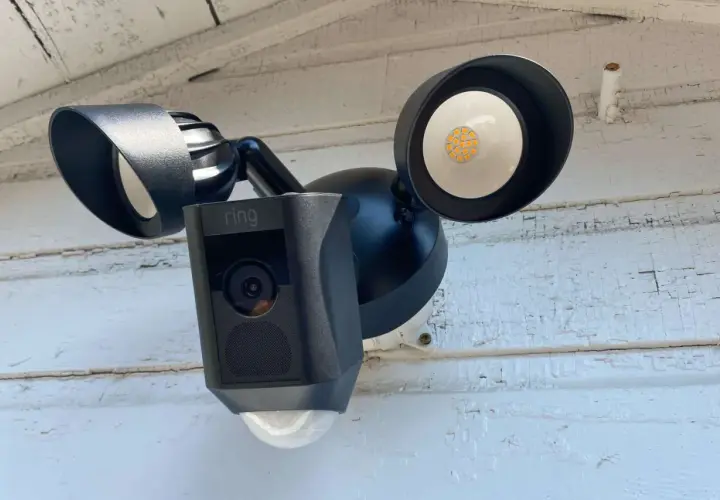 Foco de seguridad Ring con cámara y luces LED. Su sensor crepuscular detecta la oscuridad para encenderse automáticamente.