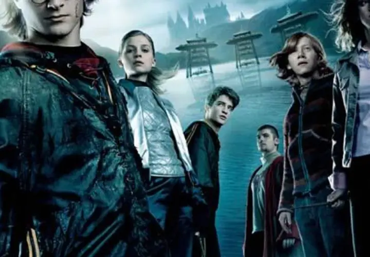 Harry, Ron, Hermiona i przyjaciele w mrocznej scenerii. To plakat z 4 części Harry Potter.