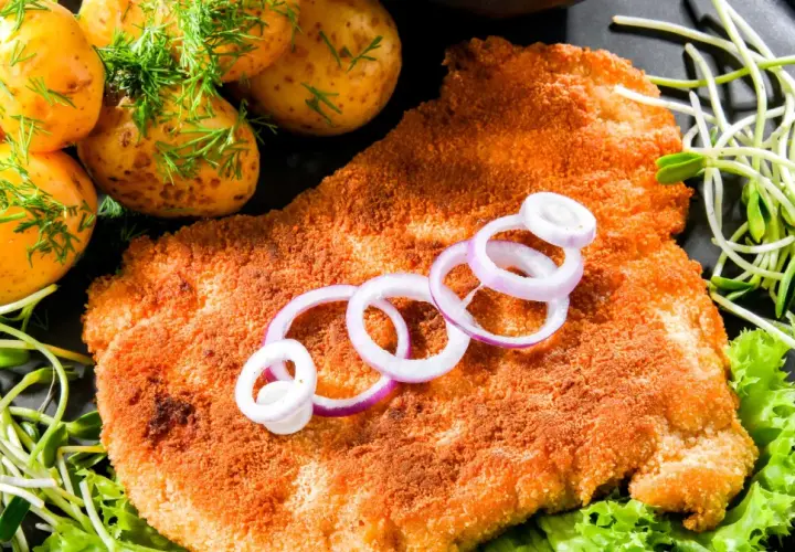 Ile kalorii ma schabowy z ziemniakami i surówką? Sprawdź teraz!