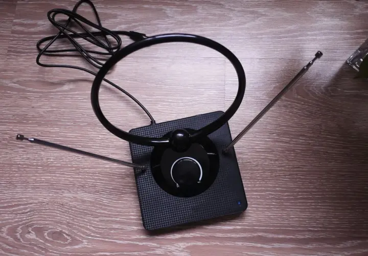Antena pokojowa z teleskopowymi ramionami i pętlą. Czy do anteny pokojowej potrzebny jest dekoder? Nie, zazwyczaj nie.