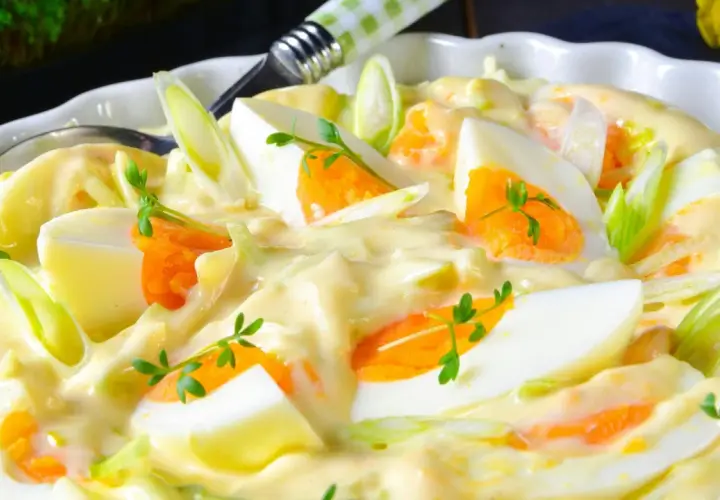 Cremiger Eiersalat mit Karottenstückchen und Frühlingszwiebeln, garniert mit Kresse. Ein köstlicher Salat, der an 7 Tassen Salat erinnert.