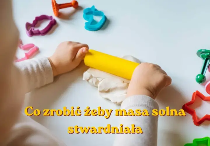 Dziecko wałkuje masę solną, przygotowując ją do zabawy. Prosty przepis na masę solną dla dzieci, która po wyschnięciu stwardnieje.