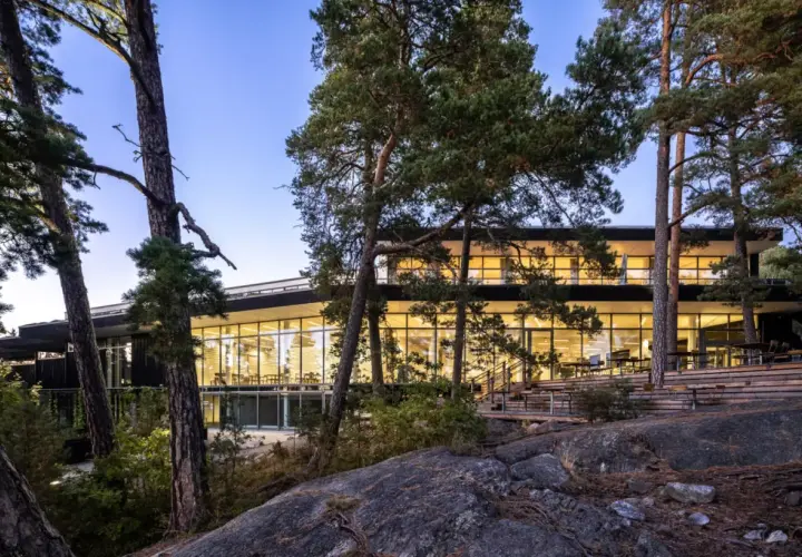 Artipelag museum, ett modernt museum omgivet av skog och vatten, med stora glaspartier som släpper in ljus.