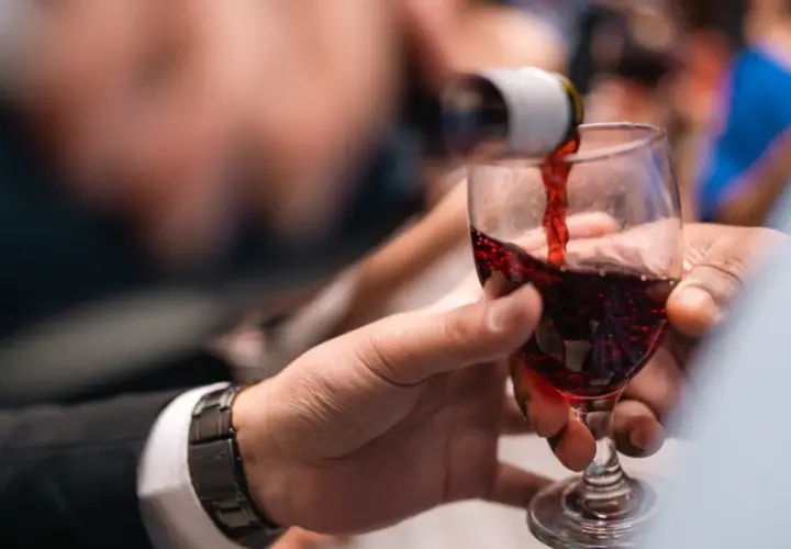 Czerwone wino nalewane do kieliszka. Czy alkohol podnosi ciśnienie? Zastanawiamy się nad tym przy kieliszku wina.