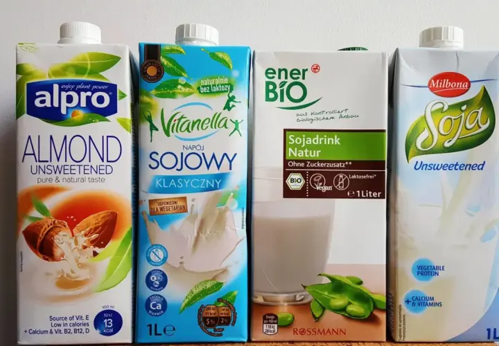 Cztery kartony napojów roślinnych: migdałowy Alpro, sojowy Vitanellax, sojowy EnerBio i sojowy Milbona. Idealne do kawy inka z mlekiem.