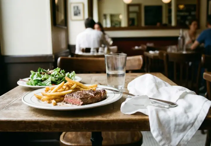 Steak-frites et salade dans un restaurant. J'espère que ce n'est pas une intoxication alimentaire !