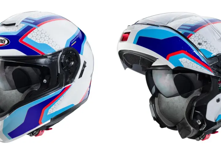 Due caschi da moto bianchi con grafiche blu, rosse e azzurre. Uno è un casco integrale, l'altro è un modulare aperto.