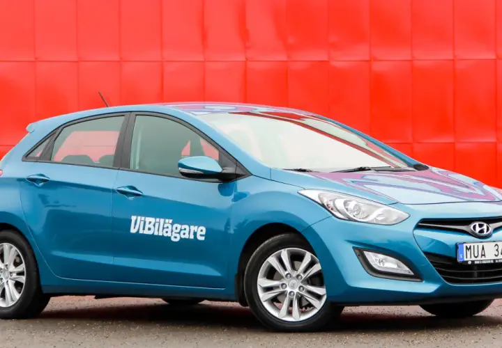 Blå Hyundai i30 med texten "ViBilägare" på sidan. En potentiell hyundai i30 problem kan vara att den inte startar.