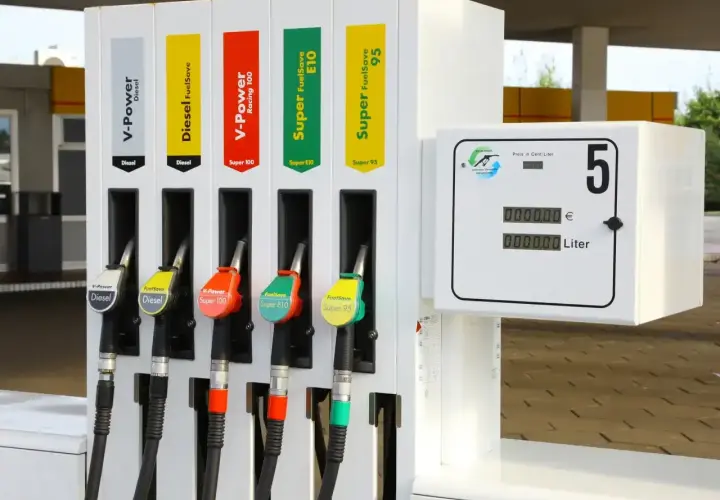 Stacja paliw z dystrybutorami: Diesel, V-Power, Super E10, Super 95. Czy to benzyna? Tak, Super E10 i Super 95 to benzyna.