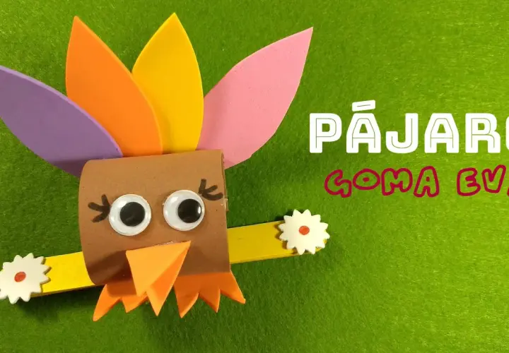 Un pájaro de goma eva, hecho con materiales reciclados, ideal para manualidades infantiles.