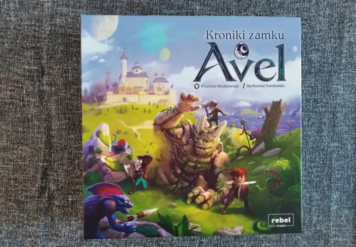 Avel gra: Kroniki zamku Avel. Gigantyczny kamienny golem walczy z bohaterami u stóp magicznego zamku.
