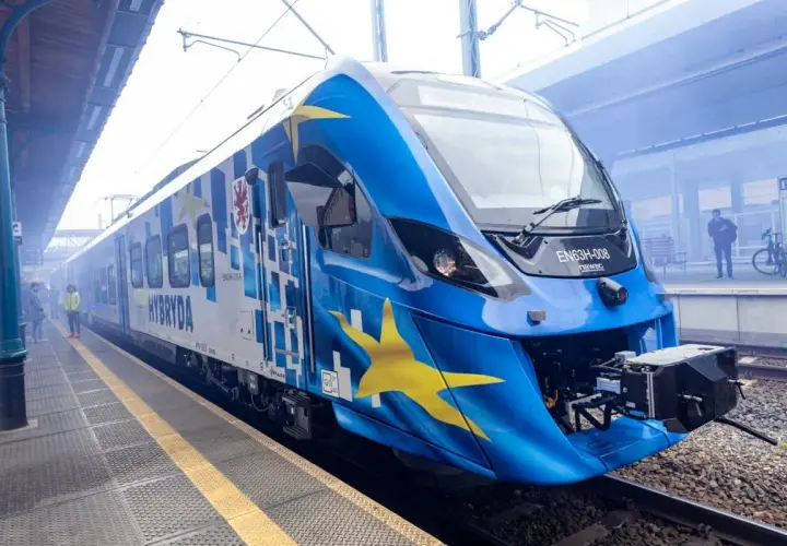 Nowy pociąg hybrydowy EN63H-008 z motywem gwiazd Unii Europejskiej na niebieskim tle, gotowy do podróży.