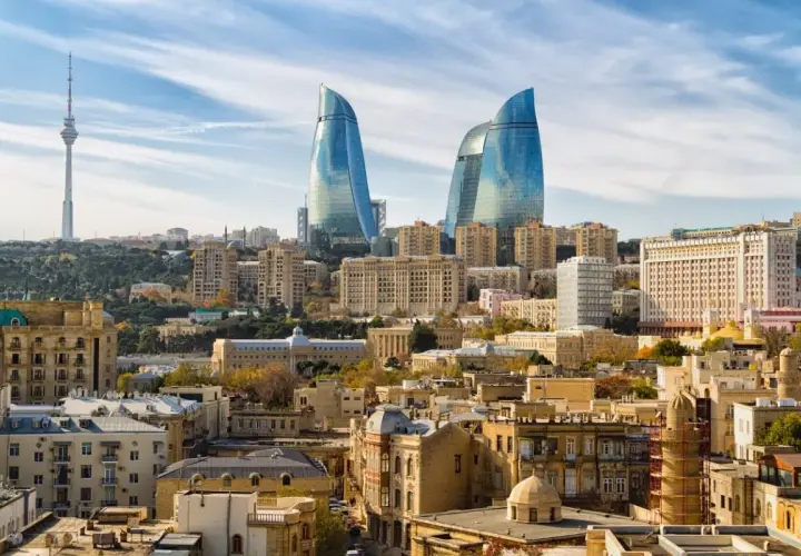 Widok panoramy Baku z nowoczesnymi wieżowcami Flame Towers i wieżą telewizyjną.