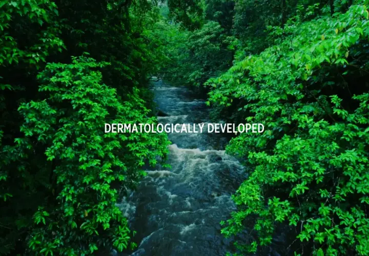 En forsiktig, grönskande djungel med en porlande flod. Texten "DERMATOLOGICALLY DEVELOPED" antyder en naturlig, grön peel-produkt.