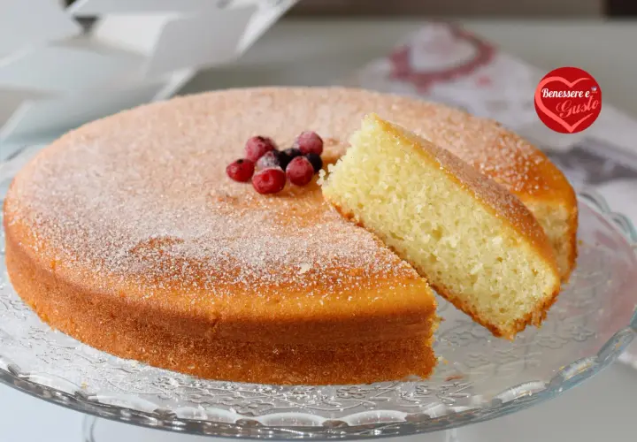 Torta da colazione morbidissima, cosparsa di zucchero e decorata con frutti di bosco. Perfetta per iniziare la giornata con dolcezza.