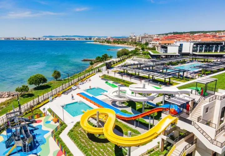 Wspaniały Voya Beach Resort z widokiem na morze. Wodne zjeżdżalnie, baseny i plac zabaw dla dzieci. Idealne miejsce na wakacje.
