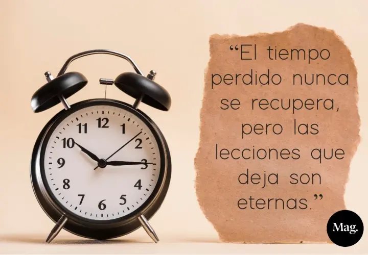 Despertador clásico junto a un trozo de papel con frases de recuerdos: "El tiempo perdido nunca se recupera, pero las lecciones que deja son eternas.