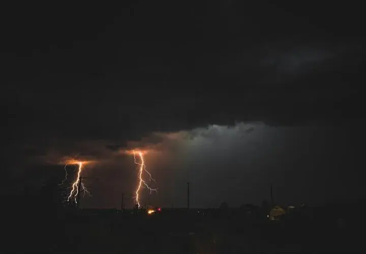 Czy w aucie jest bezpiecznie podczas burzy? Oto co musisz wiedzieć