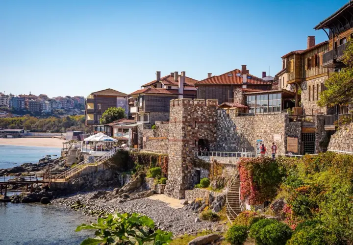 Kamienne mury i urokliwe domy nad morzem. Sozopol atrakcje zachwycają widokiem i klimatem.