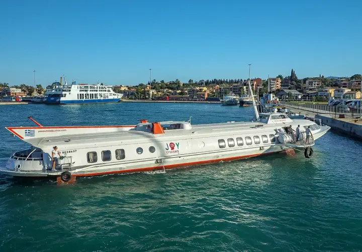 Hydrofoil "Joy Cruises" gotowy do rejsu z Korfu do Sarandy. W tle widać prom pasażerski.