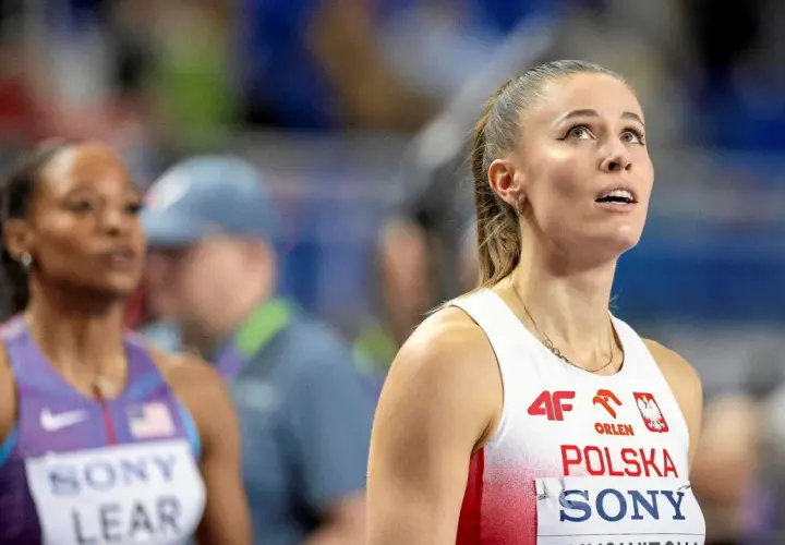 Polka w białej koszulce z orłem i napisem "Polska" na lekkoatletyczne mistrzostwa świata.