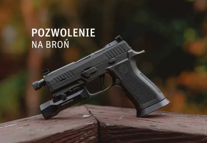 Czarny pistolet z latarką, gotowy do akcji. Pozwolenie na broń dla żołnierzy to klucz do bezpieczeństwa.