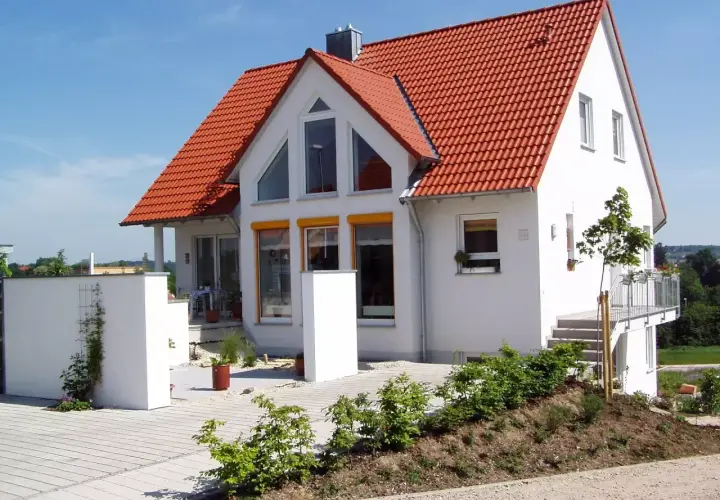 Nowy dom z czerwonym dachem. Jak sprawdzić czy dom jest odebrany? Zobacz, czy wszystko jest gotowe do zamieszkania.