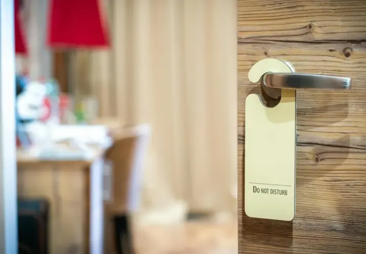 Hotel na kartę: Jak zamknąć drzwi od środka? Pełne bezpieczeństwo!