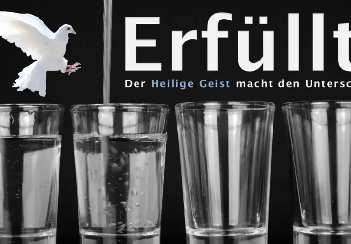 Ein weißer Taube fliegt über vier Gläser, von denen zwei mit Wasser gefüllt sind. Der Text "Erfüllt! Der Heilige Geist macht den Unterschied" erinnert an heiliger geist bibelstellen.