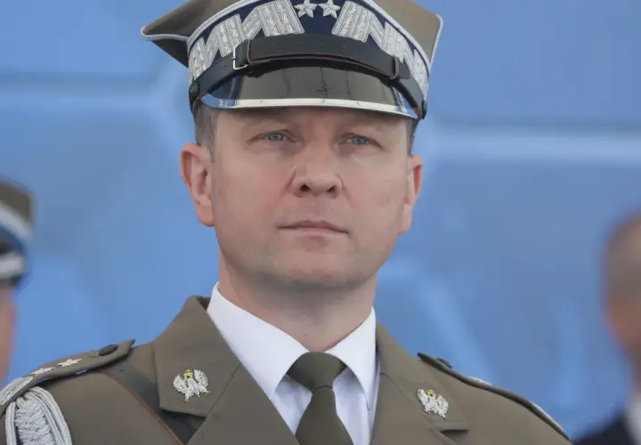 Generał Tomasz Włodarek w mundurze wojskowym, z orłem na piersi i gwiazdkami na naramiennikach, podczas uroczystości.