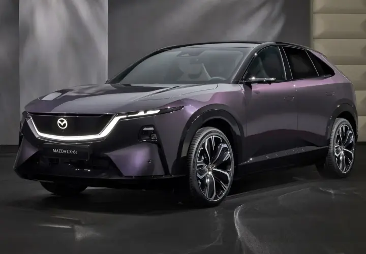 Elegancka, fioletowa mazda elektryczna CX-6e z nowoczesnym oświetleniem LED i designerskimi felgami.