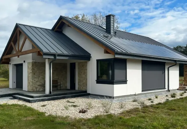 Nowy dom z panelami słonecznymi i kamienną elewacją, gotowy do zamieszkania. Pozwolenie na użytkowanie już jest!